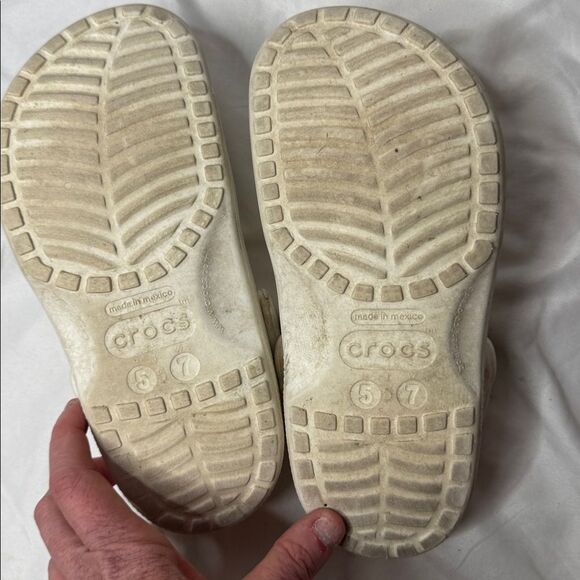 Crocs White Classic With 10 Jibits. Size 7. - Picture 7 of 8